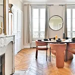 Spacious 4 Bedrooms - 11th With Style * Parijs
