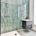 Spacious 4 Bedrooms - 11th With Style *