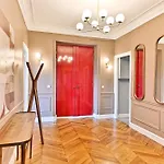 Spacious 4 Bedrooms - 11th With Style