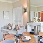 Spacious 4 Bedrooms - 11th With Style * Parijs