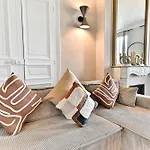 Spacious 4 Bedrooms - 11th With Style *