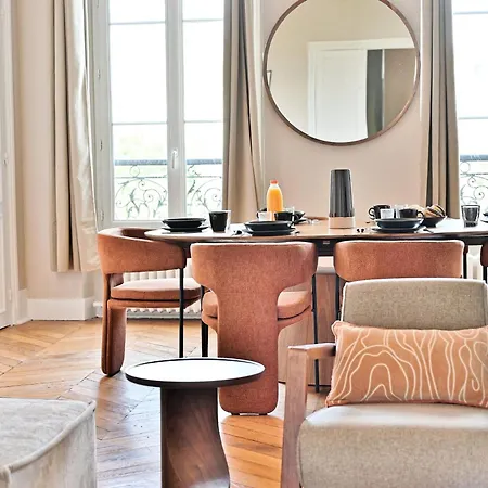 Spacious 4 Bedrooms - 11th With Style Apartment