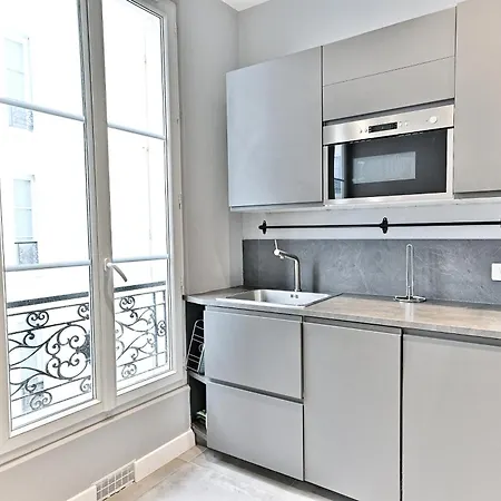 Spacious 4 Bedrooms - 11th With Style Apartment *