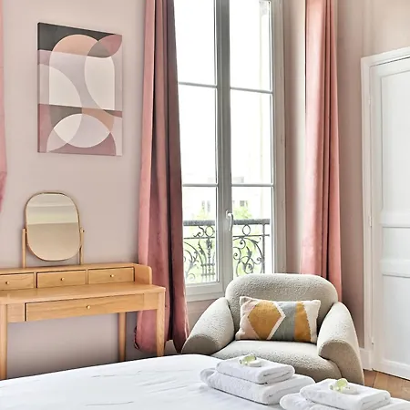 Spacious 4 Bedrooms - 11th With Style