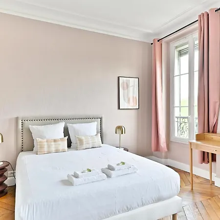Spacious 4 Bedrooms - 11th With Style
