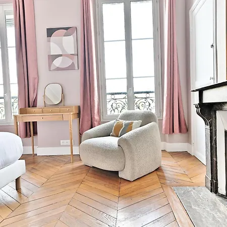 Spacious 4 Bedrooms - 11th With Style Apartment