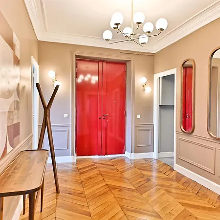 Spacious 4 Bedrooms - 11th With Style