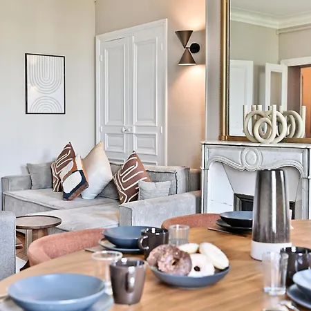 Spacious 4 Bedrooms - 11th With Style Apartment