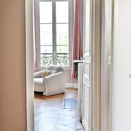 Spacious 4 Bedrooms - 11th With Style Apartment *
