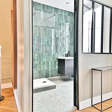 Spacious 4 Bedrooms - 11th With Style Apartment