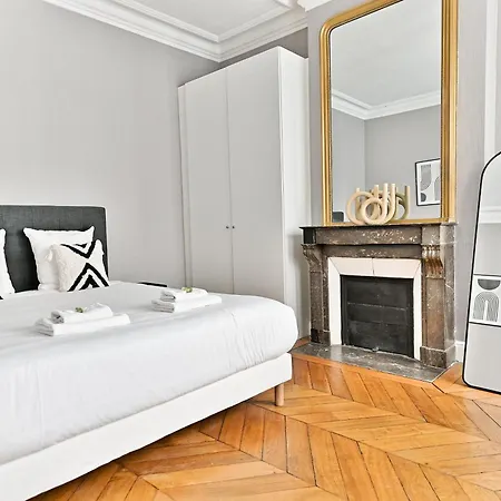 Spacious 4 Bedrooms - 11th With Style Apartment *
