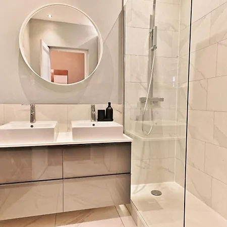 Spacious 4 Bedrooms - 11th With Style *