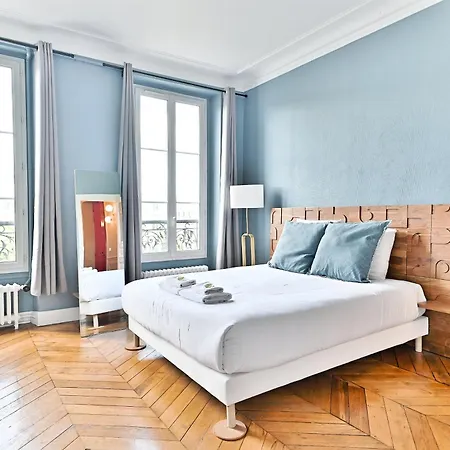 Spacious 4 Bedrooms - 11th With Style