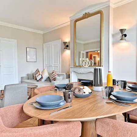Spacious 4 Bedrooms - 11th With Style דירה *