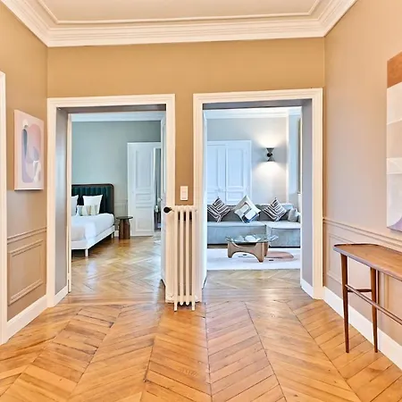 Spacious 4 Bedrooms - 11th With Style דירה *