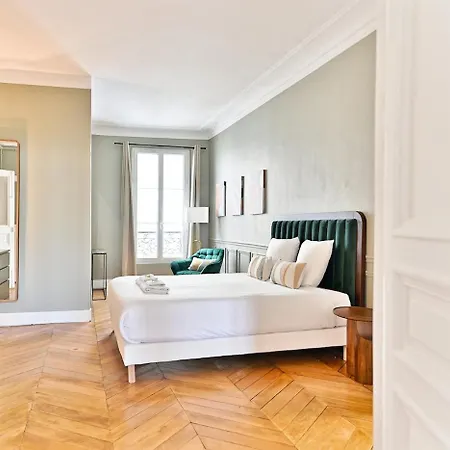 Spacious 4 Bedrooms - 11th With Style