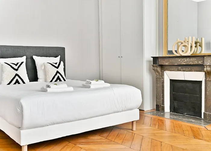Spacious 4 Bedrooms - 11th With Style Apartment *