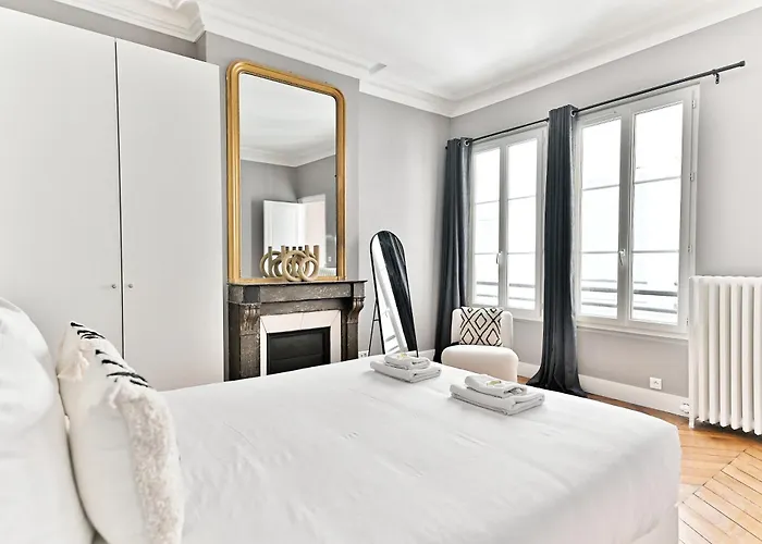 Spacious 4 Bedrooms - 11th With Style