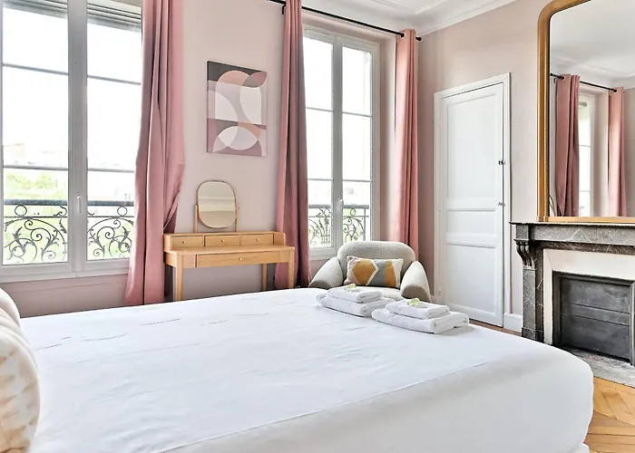 Spacious 4 Bedrooms - 11th With Style