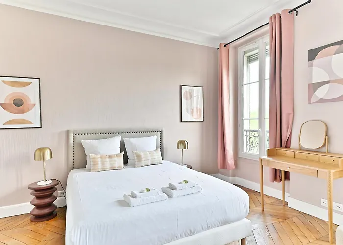 Spacious 4 Bedrooms - 11th With Style