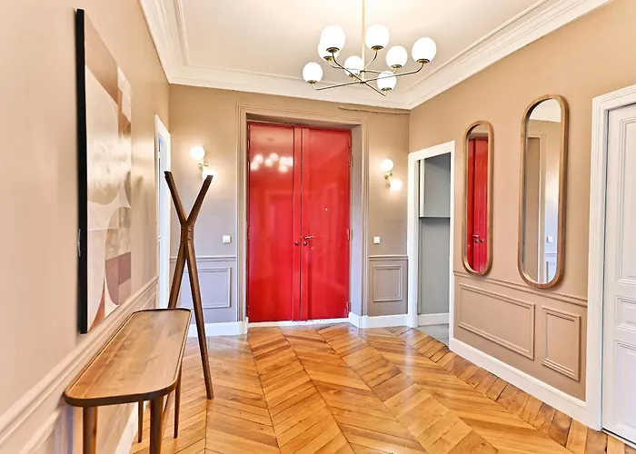 Spacious 4 Bedrooms - 11th With Style