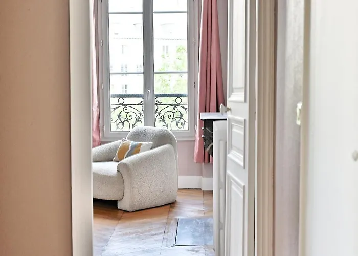 Spacious 4 Bedrooms - 11th With Style Apartment *