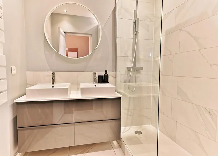 Spacious 4 Bedrooms - 11th With Style *