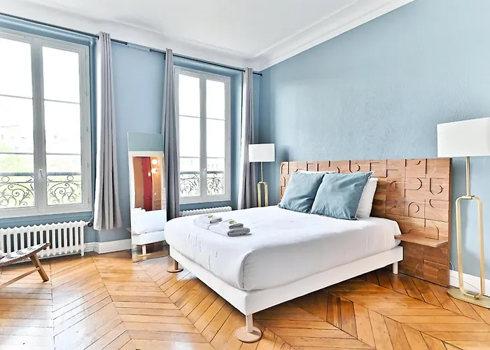 Spacious 4 Bedrooms - 11th With Style