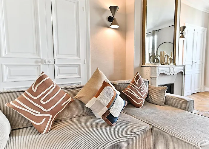 Spacious 4 Bedrooms - 11th With Style *