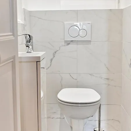 Spacious 4 Bedrooms - 11th With Style *