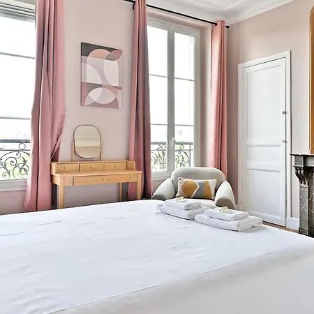 Spacious 4 Bedrooms - 11th With Style