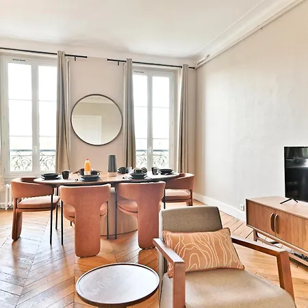 Spacious 4 Bedrooms - 11th With Style *