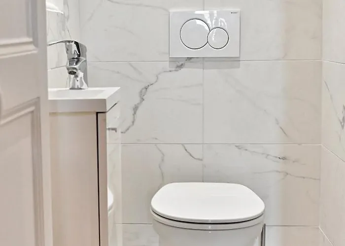 Spacious 4 Bedrooms - 11th With Style *