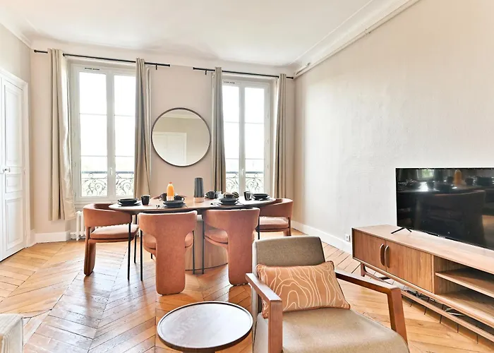 Spacious 4 Bedrooms - 11th With Style *