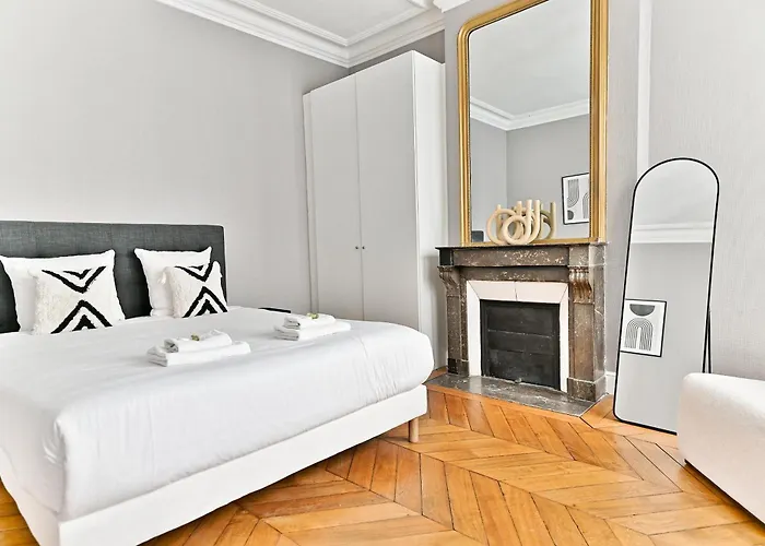 Spacious 4 Bedrooms - 11th With Style דירה *