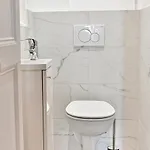Spacious 4 Bedrooms - 11th With Style *