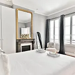 Spacious 4 Bedrooms - 11th With Style