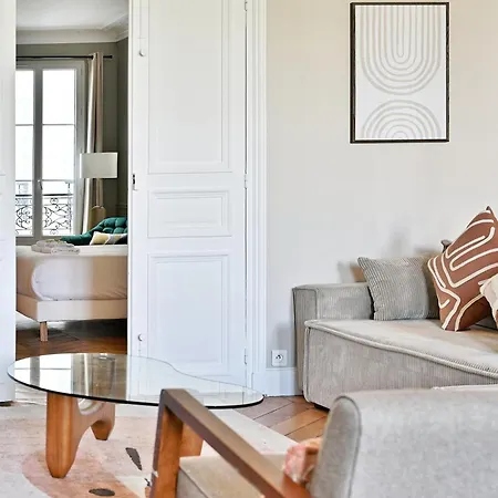 Spacious 4 Bedrooms - 11th With Style Appartement