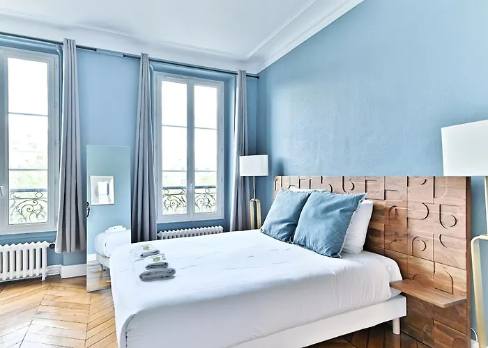 Spacious 4 Bedrooms - 11th With Style